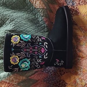 UGG Boots Juliette Embroidered Size  8